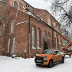 Ohtliku lume ja jääpurikate eemaldamine katustelt tõstukiga Tartus ja Tartumaal