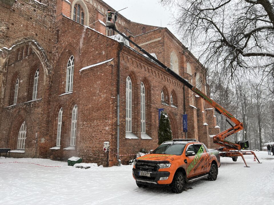 Ohtliku lume ja jääpurikate eemaldamine katustelt tõstukiga Tartus ja Tartumaal