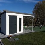 Modernne lamekatusega teraskonstruktsiooni ja valgete krohvitud seintega aiamaja. Ideaalne linnasüdamikku, kuhu puidust aiamajad lihtsalt ei sobi.