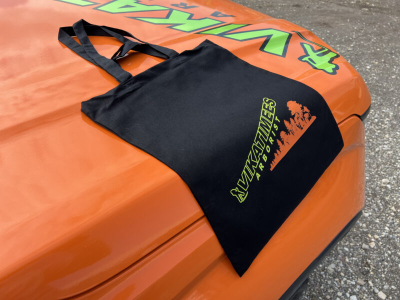 vikatimees logoga must kott