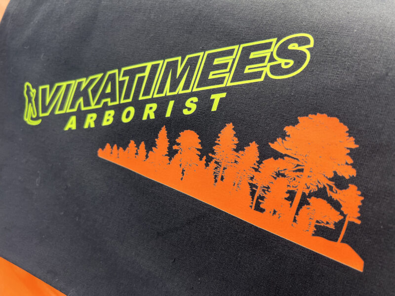 must riidest kott vikatimees logoga